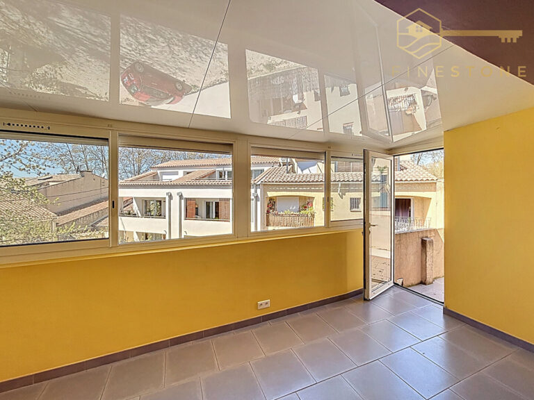 Lire la suite à propos de l’article Saint Cyr sur Mer,  Appartement T2 de 42 m² avec terrasse en centre-ville